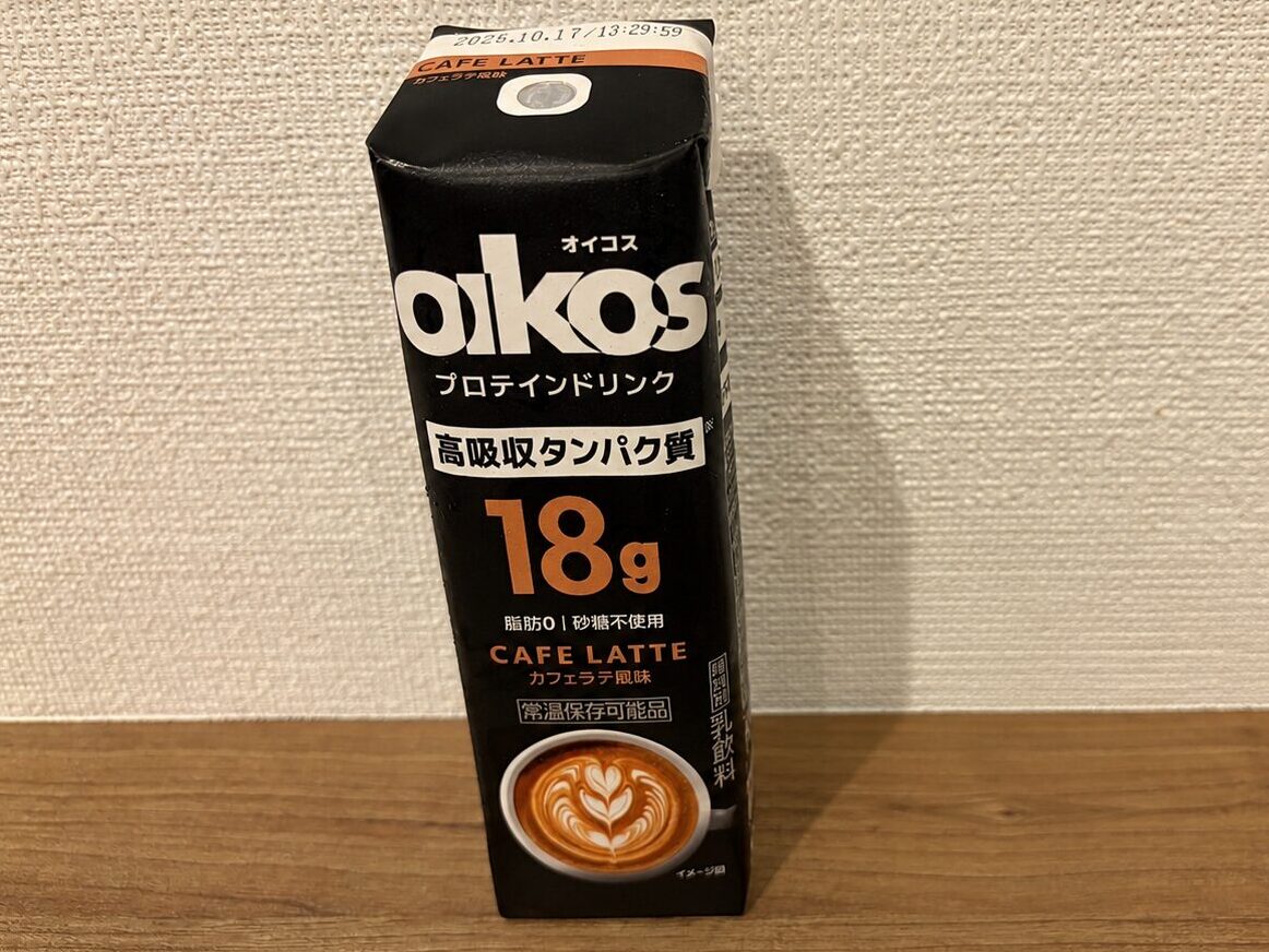 オイコスプロテインドリンクのカフェラテ(タンパク質18g)